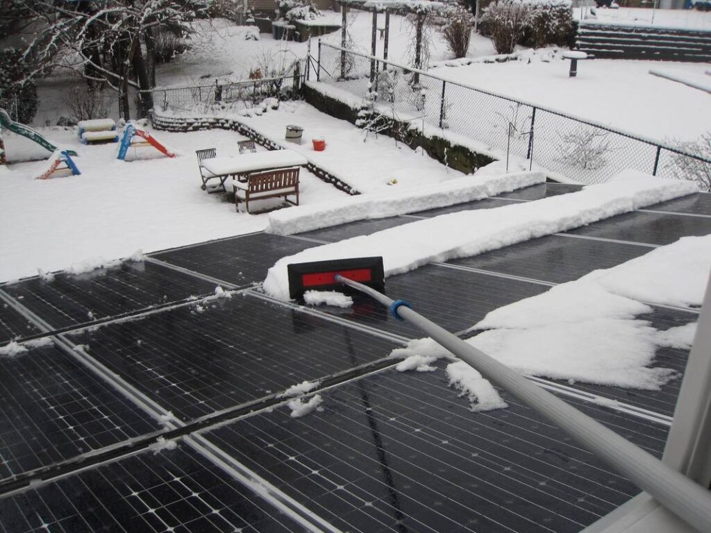 Уборка снега с солнечных батарей