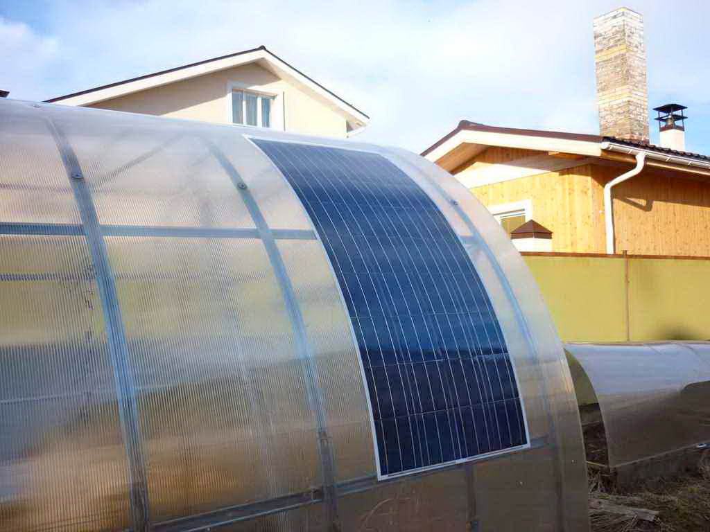 Гибкая солнечная панель на теплице